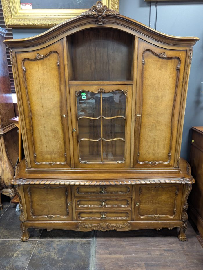 Vitriinkapp Louis XV stiilis