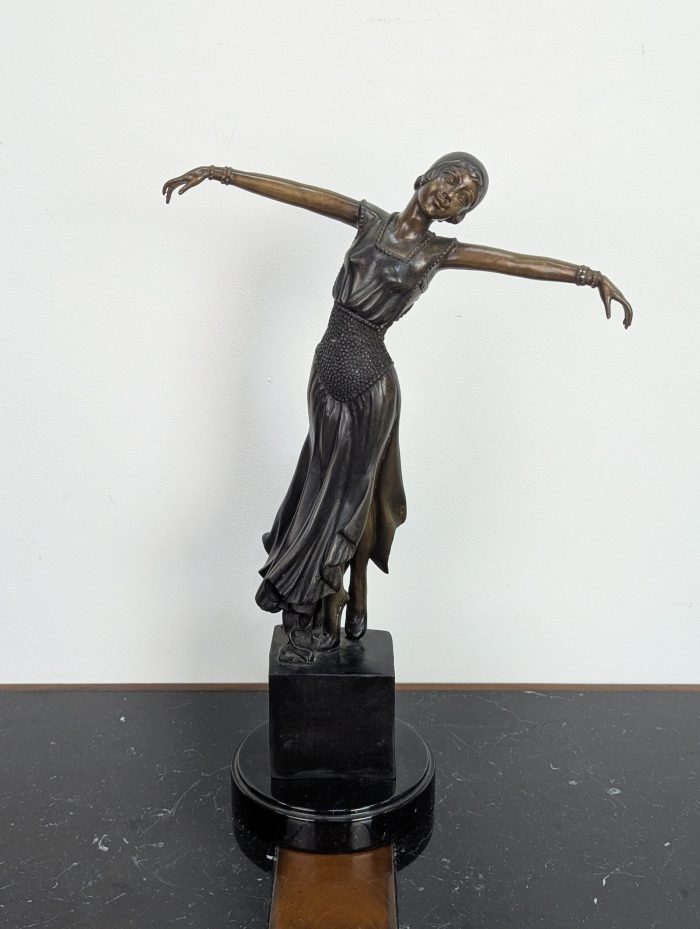 Art deko stiilis pronkskuju