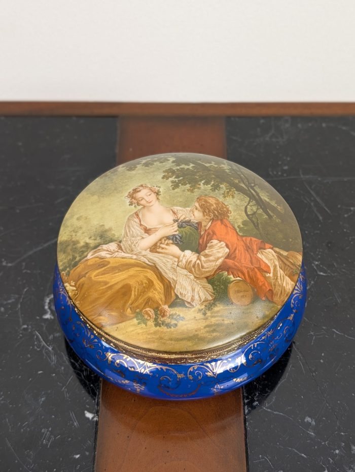 Фарфоровая шкатулка