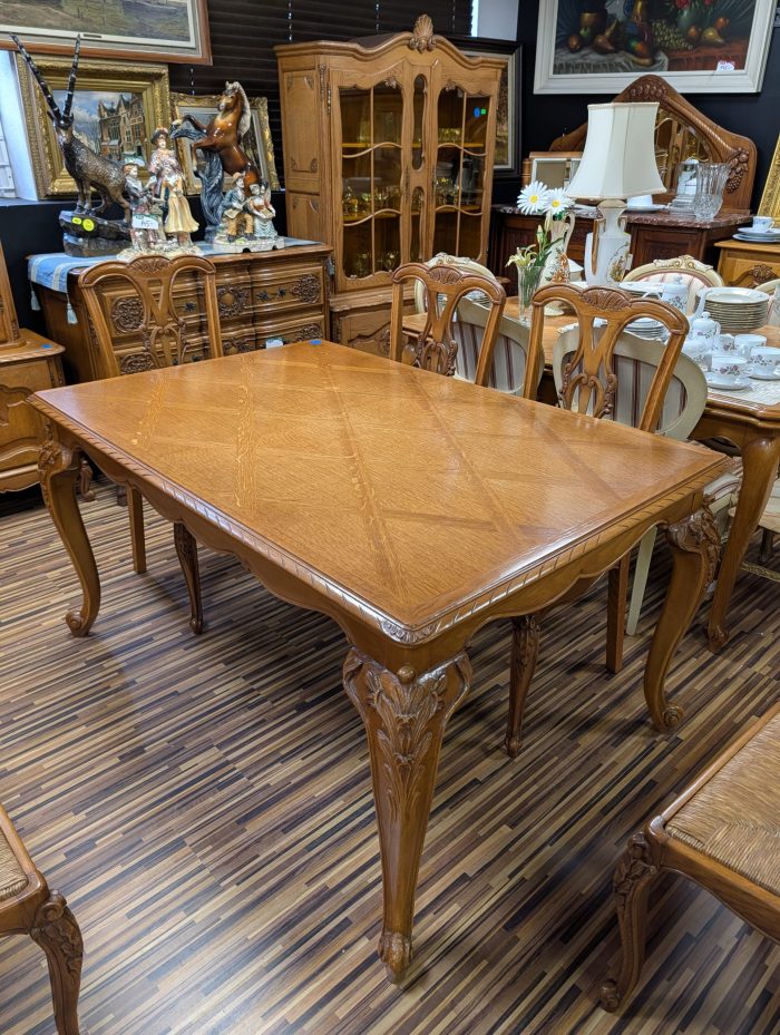 Söögilaud rokokoo stiilis