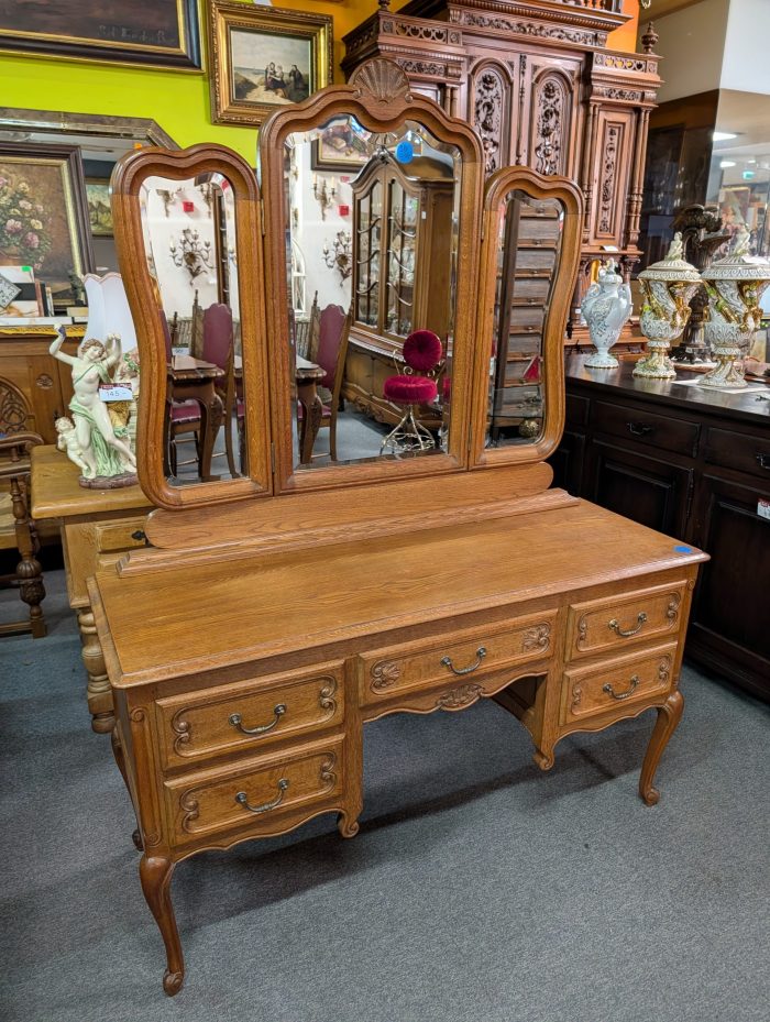 Buduaarilaud peegliga