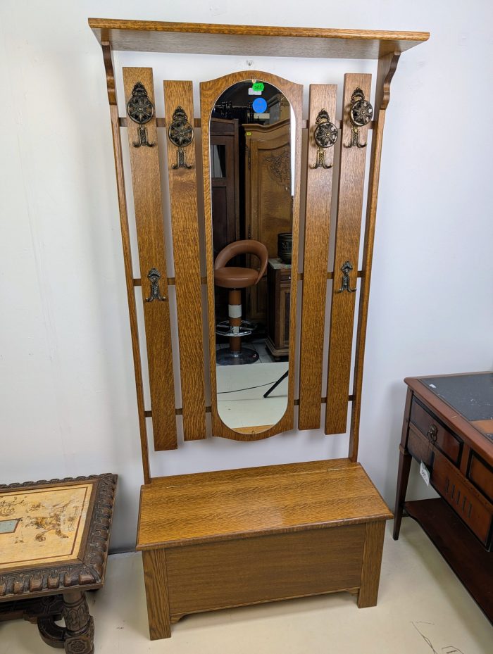 Esikukapp peegliga ja hoiukastiga