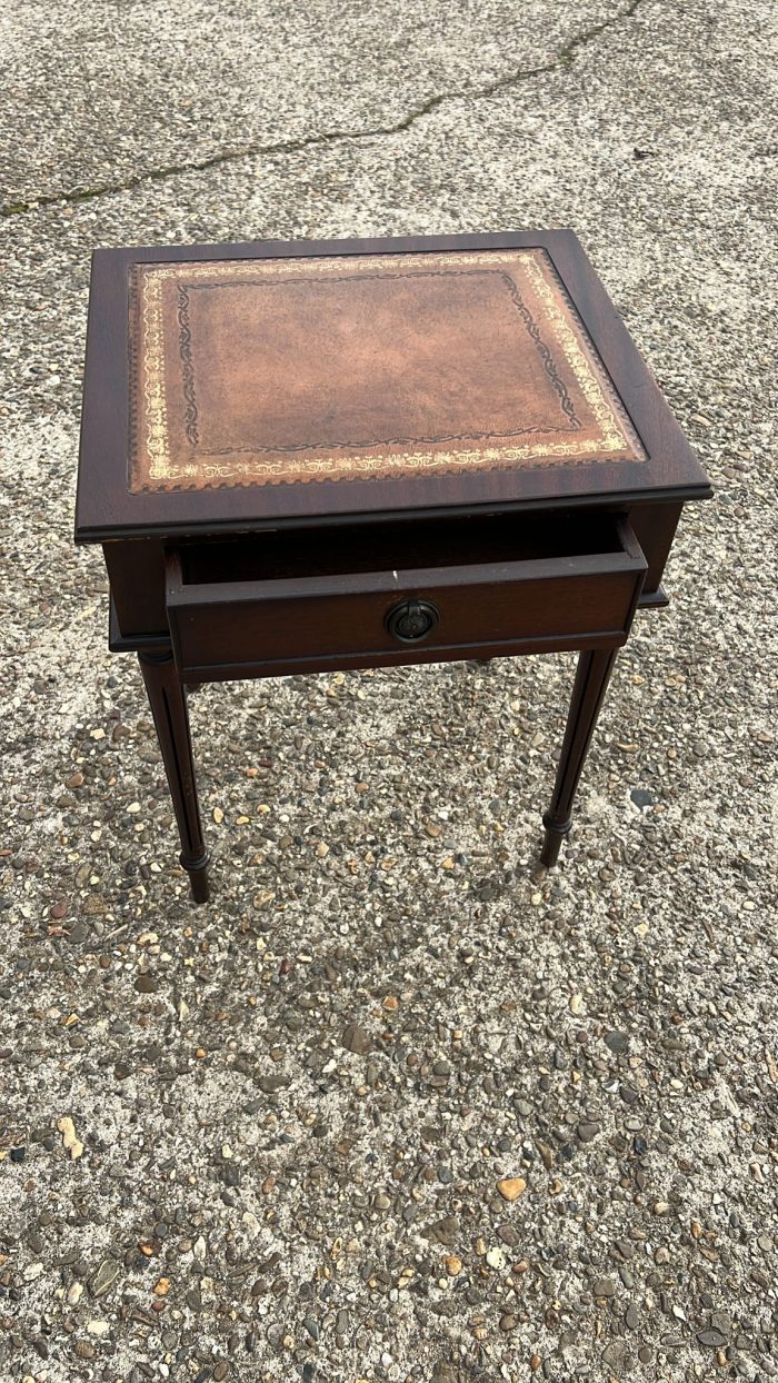 Столик в английском стиле с выдвижным ящиком