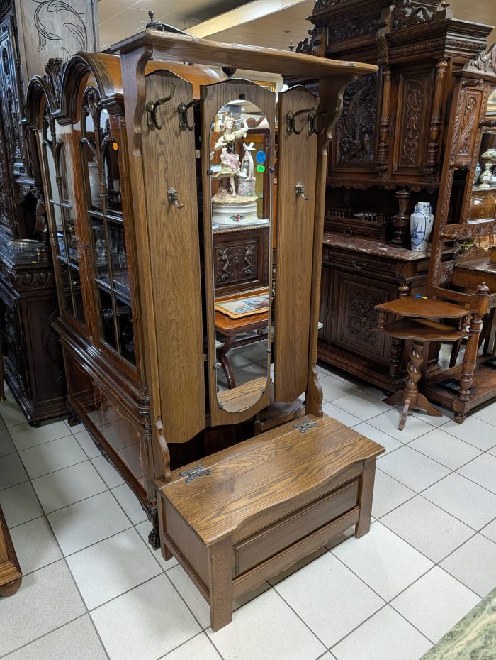 Esikukapp peegliga ja hoiukastiga