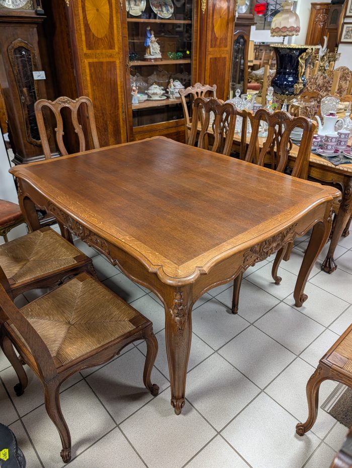 Söögilaud rokokoo stiilis