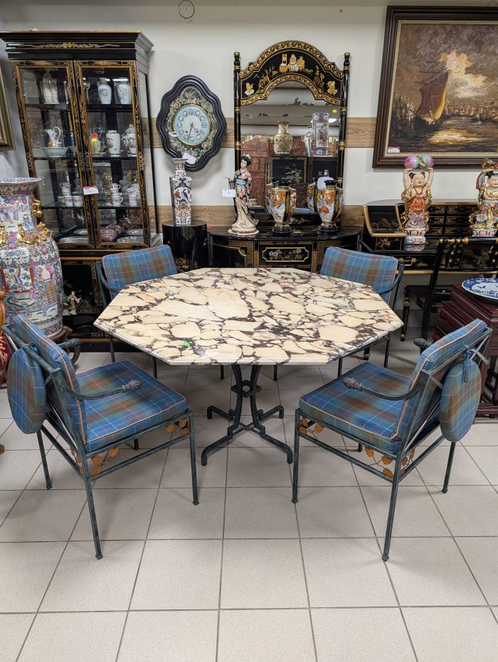 Marmorlaud ja 4 metallraamiga tooli