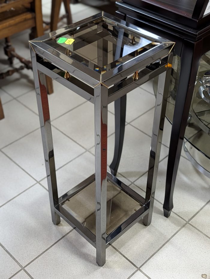 пьедестал из металла и стекла