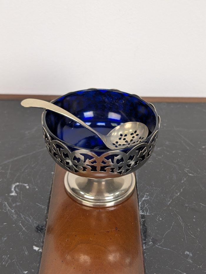 Маленькая миска с ложкой