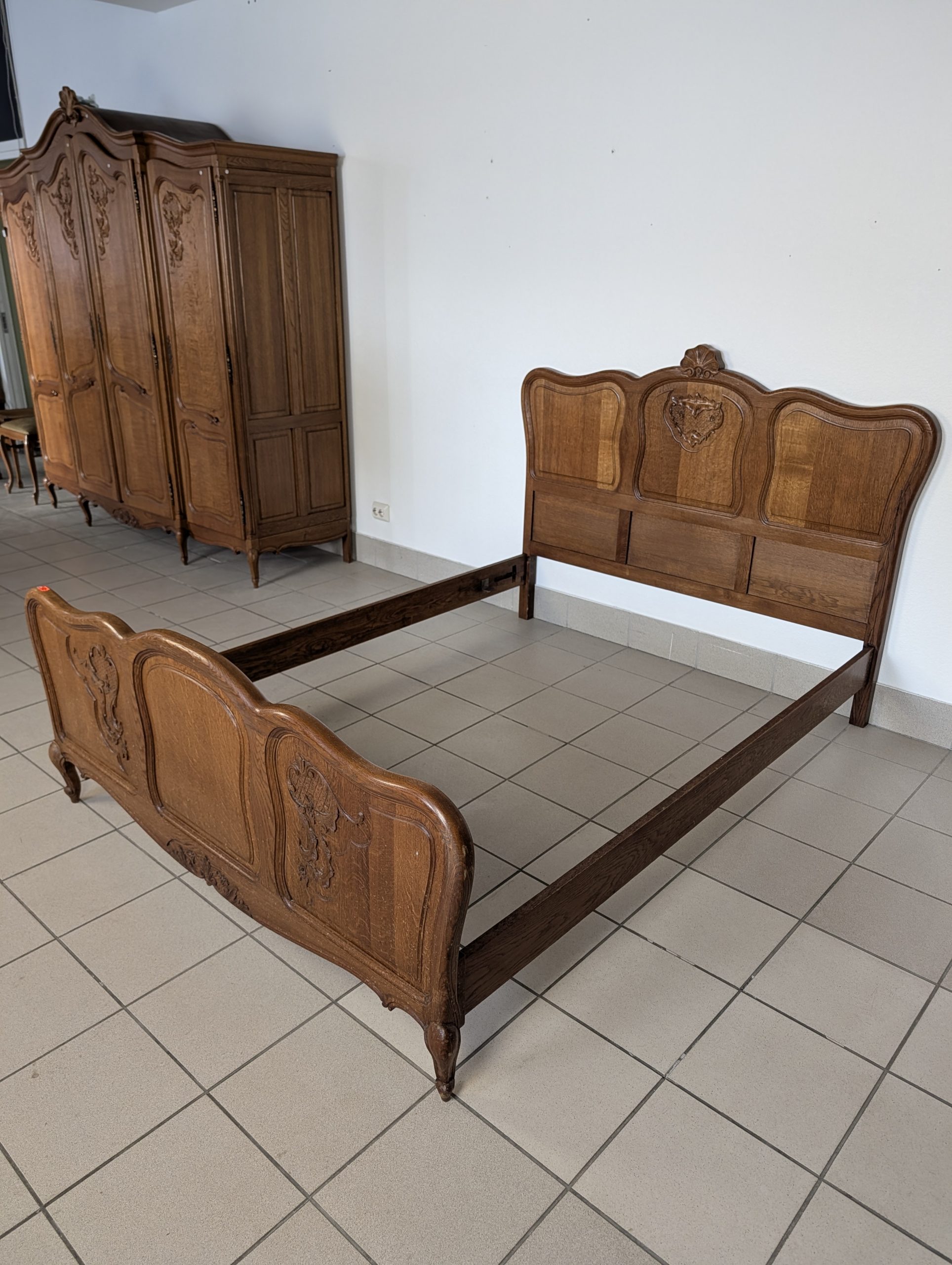 Voodiraam rokokoo stiilis